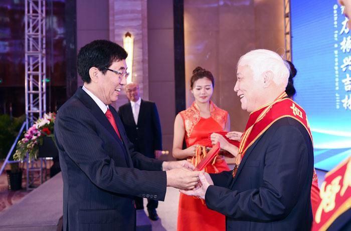 1、第二届全球吉商大会上，省委书记巴音朝鲁为获得“吉商凸起贡献人物”奖的曹和平董事长颁奖.jpg