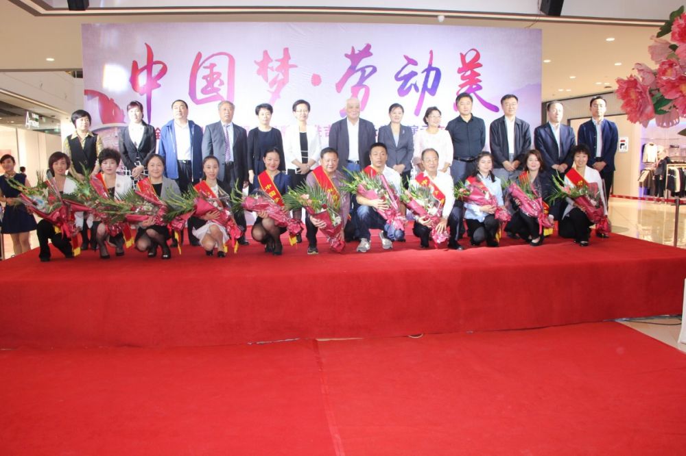 中国梦、劳动美“全国商衣吠模服务品牌演示互换活动在j9国际集团新生涯购物广场进行.JPG